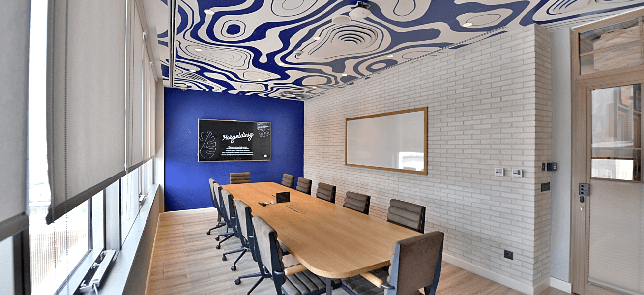 Kolektif House toplantı çözümleri sunan modern toplantı odası